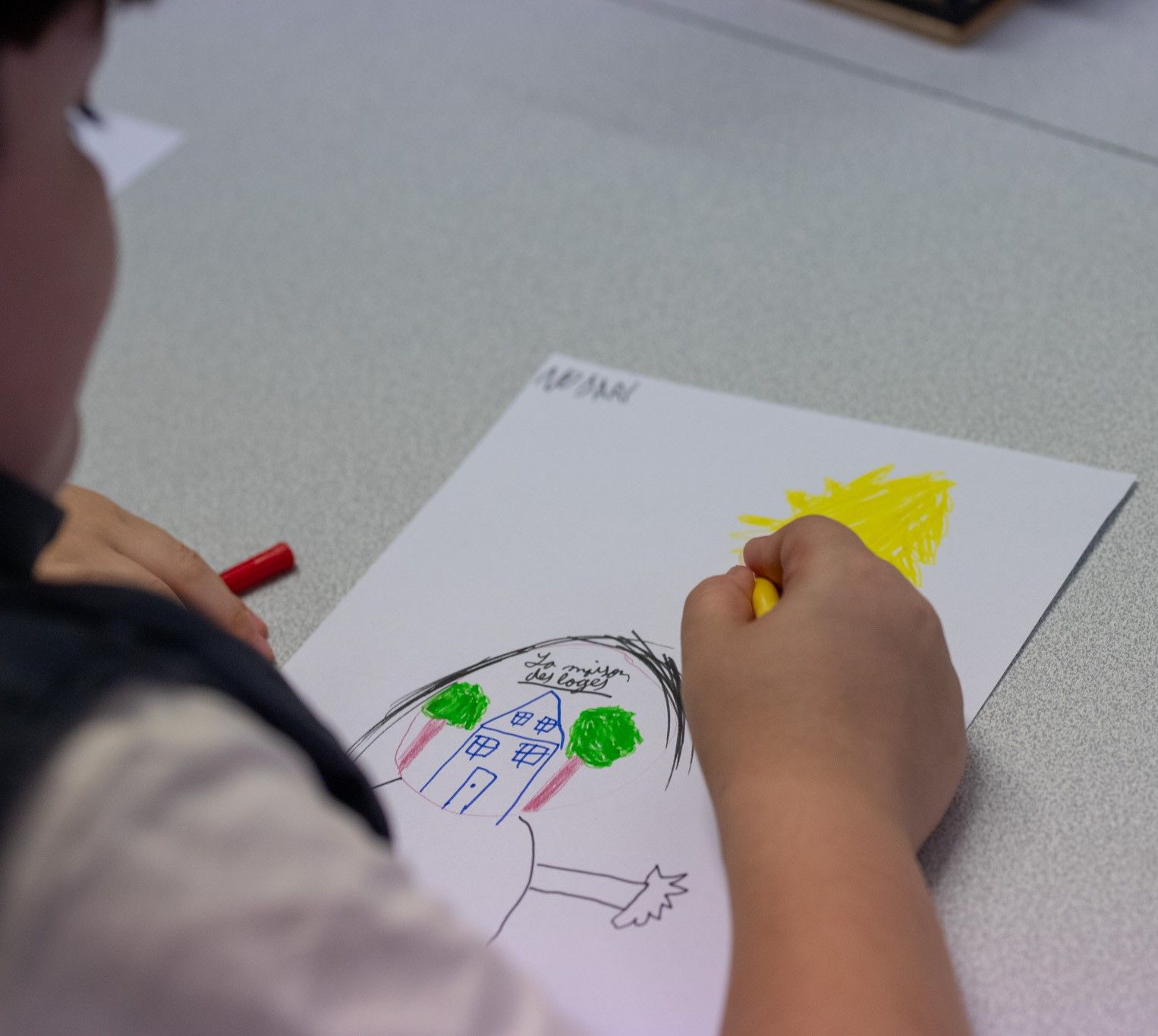 Enfant qui dessine La Maison des Loges une entreprise solidaire